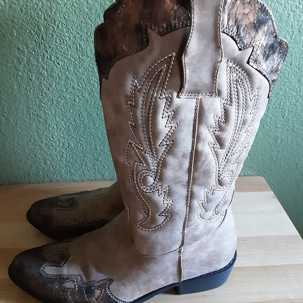Momo cowboy brown boots size 8